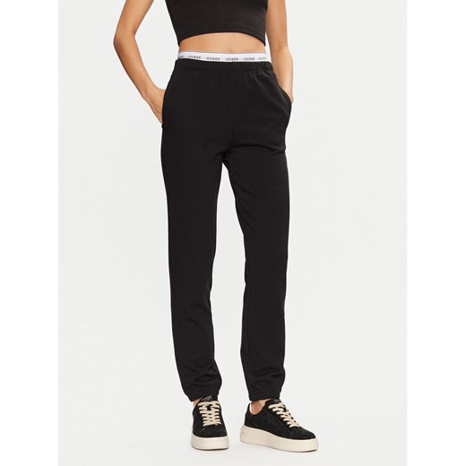 Guess Spodnie dresowe O5RB01 KCO31 Czarny Regular Fit ze sklepu MODIVO w kategorii Spodnie damskie - zdjęcie 182658548