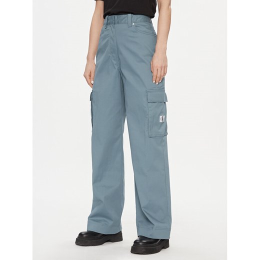 Calvin Klein Jeans Spodnie cargo Cargo Pant J20J222607 Niebieski Regular Fit ze sklepu MODIVO w kategorii Spodnie damskie - zdjęcie 182659397