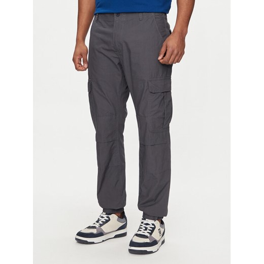 Tommy Jeans Joggery Ethan DM0DM18342 Szary Regular Fit ze sklepu MODIVO w kategorii Spodnie męskie - zdjęcie 182659416