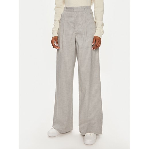 Gestuz Spodnie materiałowe Paula 10908679 Szary Relaxed Fit ze sklepu MODIVO w kategorii Spodnie damskie - zdjęcie 182659569