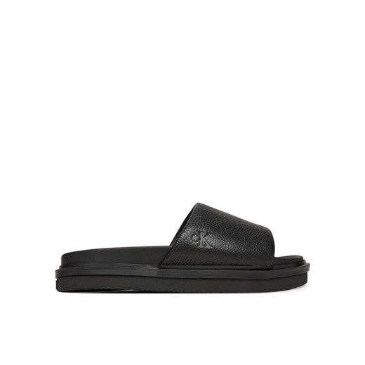Calvin Klein Jeans Klapki Flat Molded Slide Sandal Lth YM0YM01225 Czarny ze sklepu MODIVO w kategorii Klapki męskie - zdjęcie 182660338