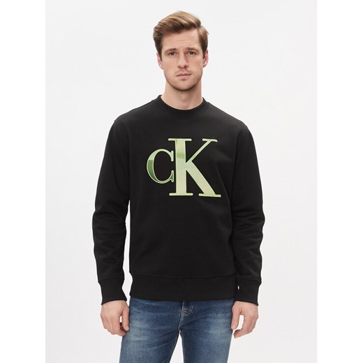 Calvin Klein Jeans Bluza Monologo J30J325028 Czarny Regular Fit ze sklepu MODIVO w kategorii Bluzy męskie - zdjęcie 182660379