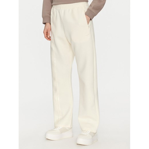 adidas Spodnie dresowe 3-Stripes Sweat JJ0943 Beżowy Loose Fit ze sklepu MODIVO w kategorii Spodnie damskie - zdjęcie 182660877