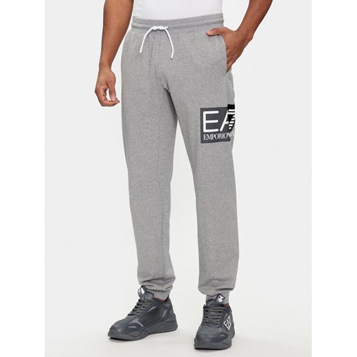 EA7 Emporio Armani Spodnie dresowe 3DPP73 PJ05Z 3905 Szary Regular Fit ze sklepu MODIVO w kategorii Spodnie męskie - zdjęcie 182660945