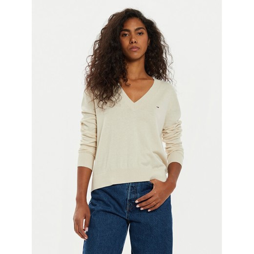 Tommy Jeans Sweter Essential DW0DW18670 Beżowy Regular Fit ze sklepu MODIVO w kategorii Swetry damskie - zdjęcie 182661127