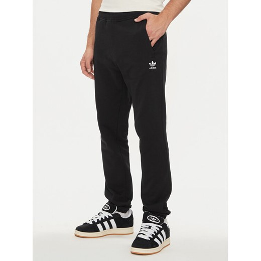 adidas Spodnie dresowe Trefoil Essentials IX7683 Czarny Regular Fit ze sklepu MODIVO w kategorii Spodnie męskie - zdjęcie 182661657