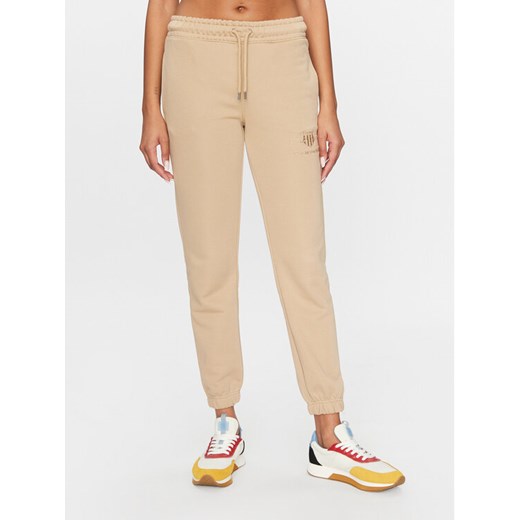 Gant Spodnie dresowe Reg Tonal Shield 4200709 Khaki Regular Fit ze sklepu MODIVO w kategorii Spodnie damskie - zdjęcie 182661998