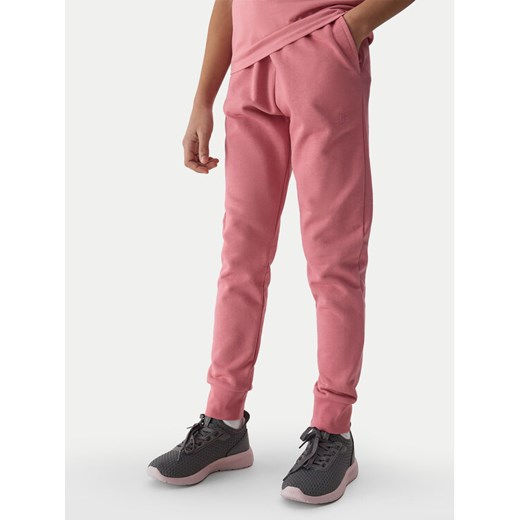 4F Spodnie dresowe 4FJWSS24TTROF587 Różowy Regular Fit ze sklepu MODIVO w kategorii Spodnie dziewczęce - zdjęcie 182662957