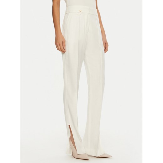 JACQUEMUS Spodnie materiałowe 24E241PA038 Biały Regular Fit ze sklepu MODIVO w kategorii Spodnie damskie - zdjęcie 182663089