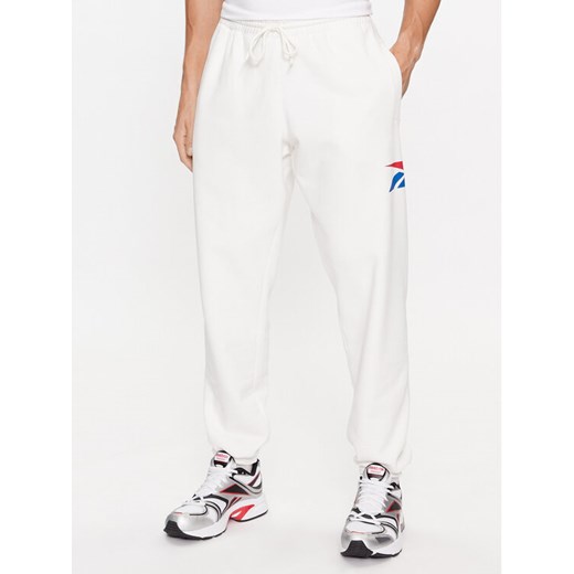 Reebok Spodnie dresowe Classics Brand Proud HY7158 Biały Regular Fit ze sklepu MODIVO w kategorii Spodnie męskie - zdjęcie 182664296