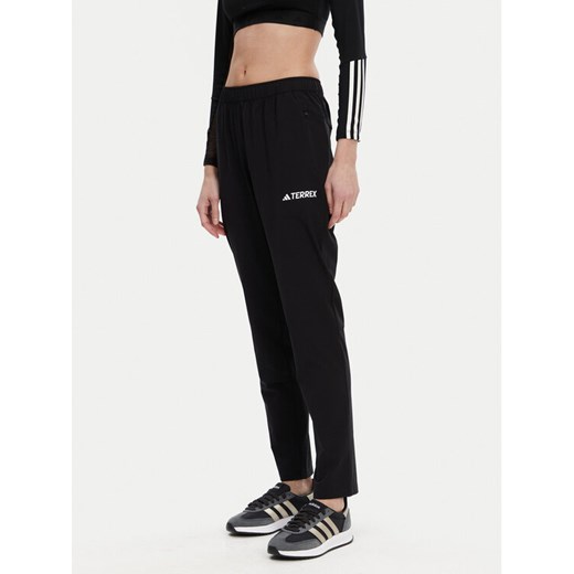 adidas Spodnie outdoor Multi Essentials JP0806 Czarny Regular Fit ze sklepu MODIVO w kategorii Spodnie damskie - zdjęcie 182664535
