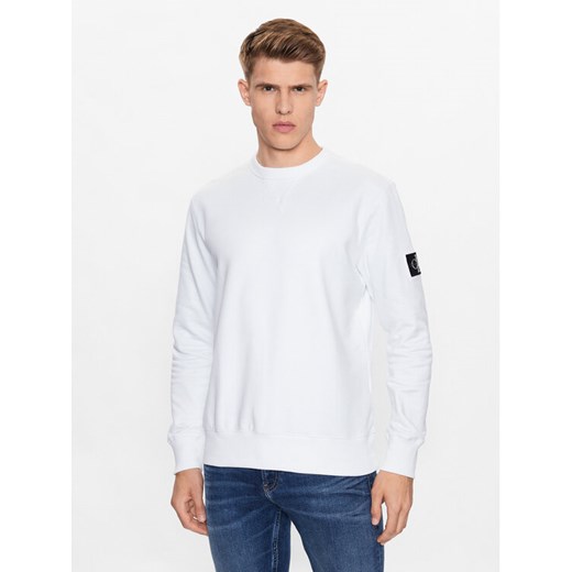 Calvin Klein Jeans Bluza J30J323426 Biały Regular Fit ze sklepu MODIVO w kategorii Bluzy męskie - zdjęcie 182664607