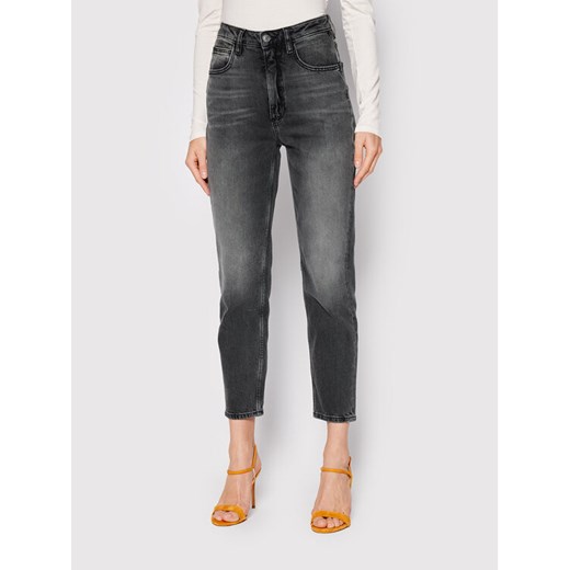 Guess Jeansy W2YA21 D4QD2 Szary Mom Fit ze sklepu MODIVO w kategorii Jeansy damskie - zdjęcie 182664815