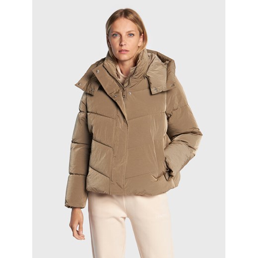 Calvin Klein Kurtka zimowa K20K204693 Beżowy Regular Fit ze sklepu MODIVO w kategorii Kurtki damskie - zdjęcie 182665267