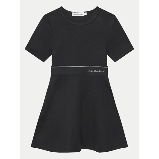 Calvin Klein Jeans Sukienka codzienna Logo Tape IG0IG02310 M Czarny Regular Fit ze sklepu MODIVO w kategorii Sukienki dziewczęce - zdjęcie 182666065