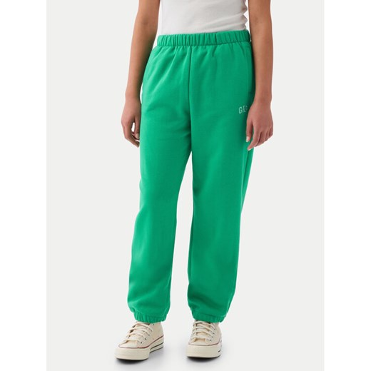 Gap Spodnie dresowe 870901-05 Zielony Relaxed Fit ze sklepu MODIVO w kategorii Spodnie chłopięce - zdjęcie 182666085