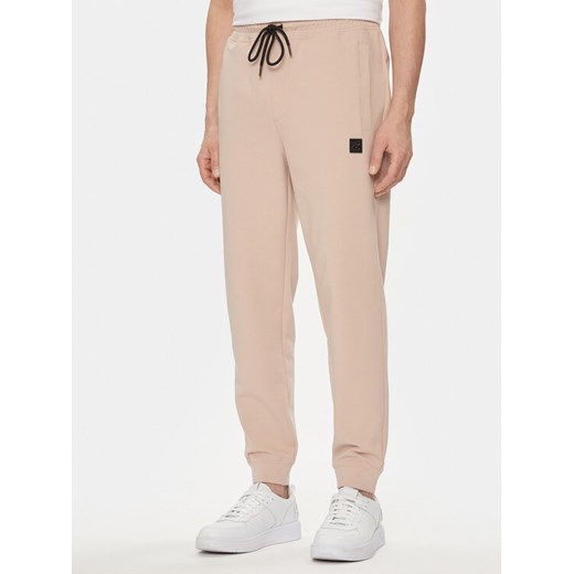 Hugo Spodnie dresowe Dimacs 50509457 Beżowy Relaxed Fit ze sklepu MODIVO w kategorii Spodnie męskie - zdjęcie 182666429
