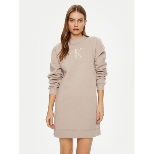Calvin Klein Jeans Sukienka dzianinowa J20J224834 Beżowy Relaxed Fit ze sklepu MODIVO w kategorii Sukienki - zdjęcie 182666518