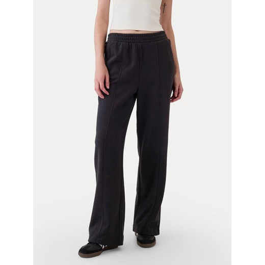 Gap Spodnie dresowe 523579-01 Czarny Regular Fit ze sklepu MODIVO w kategorii Spodnie damskie - zdjęcie 182666905