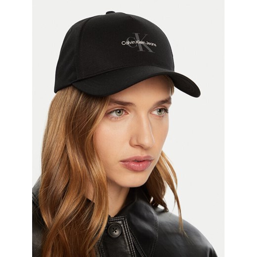Calvin Klein Jeans Czapka z daszkiem K60K613056 Czarny ze sklepu MODIVO w kategorii Czapki z daszkiem damskie - zdjęcie 182667287
