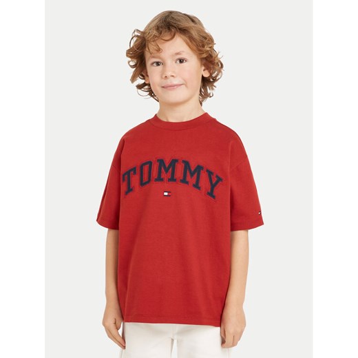 Tommy Hilfiger T-Shirt Varsity KB0KB08666 Czerwony Regular Fit ze sklepu MODIVO w kategorii T-shirty chłopięce - zdjęcie 182667406