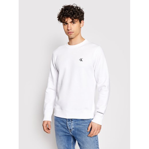 Calvin Klein Jeans Bluza Embroidered Logo J30J314536 Biały Regular Fit ze sklepu MODIVO w kategorii Bluzy męskie - zdjęcie 182668157
