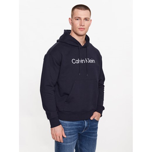 Calvin Klein Bluza Hero K10K111345 Granatowy Regular Fit ze sklepu MODIVO w kategorii Bluzy męskie - zdjęcie 182668237
