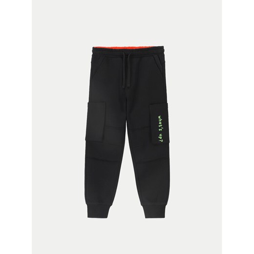 Coccodrillo Spodnie dresowe ZC4120102GBK Czarny Regular Fit ze sklepu MODIVO w kategorii Spodnie chłopięce - zdjęcie 182668835