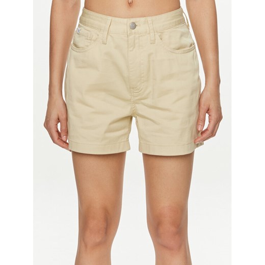 Calvin Klein Jeans Szorty materiałowe J20J223135 Beżowy Mom Fit ze sklepu MODIVO w kategorii Szorty - zdjęcie 182668978