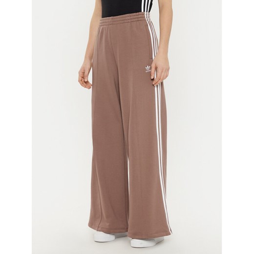 adidas Spodnie dresowe 3-Stripes JC5762 Beżowy Wide Leg ze sklepu MODIVO w kategorii Spodnie damskie - zdjęcie 182669137