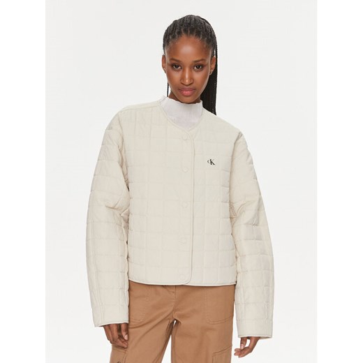 Calvin Klein Jeans Kurtka przejściowa J20J221369 Écru Oversize ze sklepu MODIVO w kategorii Kurtki damskie - zdjęcie 182669299