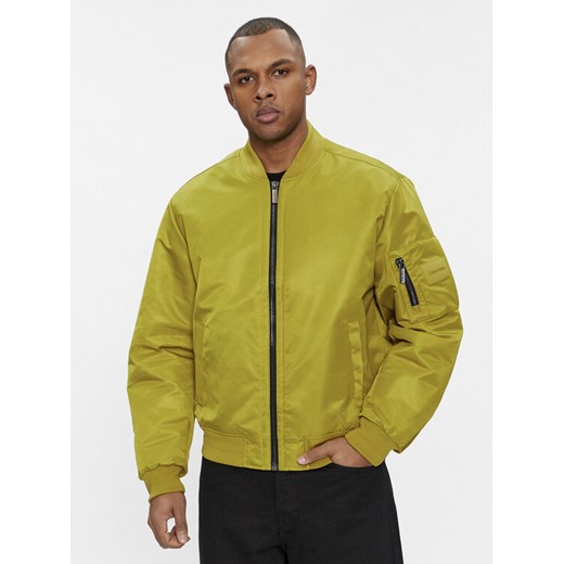 Calvin Klein Kurtka bomber Hero K10K109907 Zielony Relaxed Fit ze sklepu MODIVO w kategorii Kurtki męskie - zdjęcie 182669358