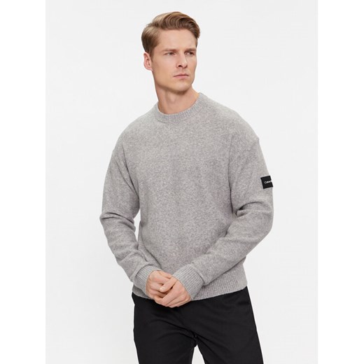Calvin Klein Sweter K10K110401 Szary Regular Fit ze sklepu MODIVO w kategorii Swetry męskie - zdjęcie 182669755