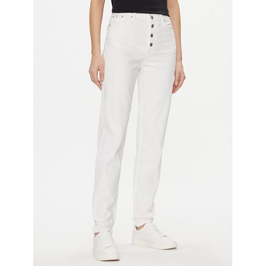 Calvin Klein Jeans Jeansy J20J222765 Biały Mom Fit ze sklepu MODIVO w kategorii Jeansy damskie - zdjęcie 182669957