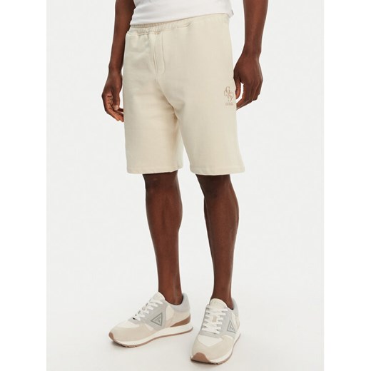 Guess Szorty sportowe M5GD10 KCN01 Écru Regular Fit ze sklepu MODIVO w kategorii Spodenki męskie - zdjęcie 182670066
