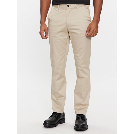 Calvin Klein Chinosy K10K110963 Beżowy Slim Fit ze sklepu MODIVO w kategorii Spodnie męskie - zdjęcie 182670086