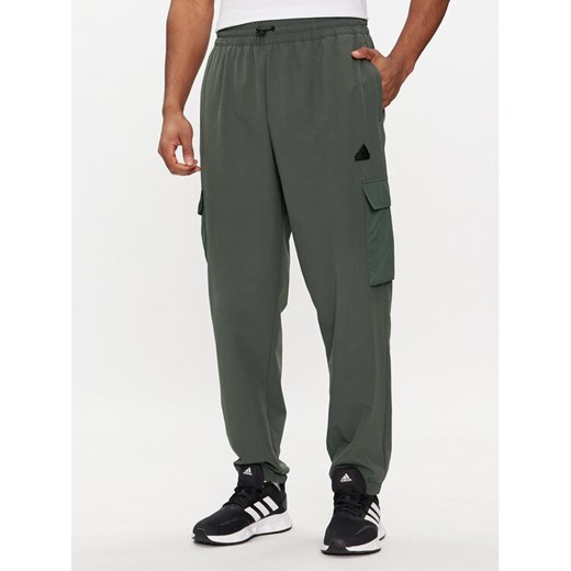 adidas Spodnie dresowe City Escape Premium IN3699 Zielony Regular Fit ze sklepu MODIVO w kategorii Spodnie męskie - zdjęcie 182671177