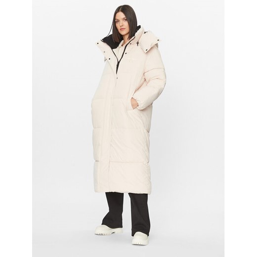 Calvin Klein Jeans Kurtka zimowa J20J221888 Écru Oversize ze sklepu MODIVO w kategorii Kurtki damskie - zdjęcie 182672369