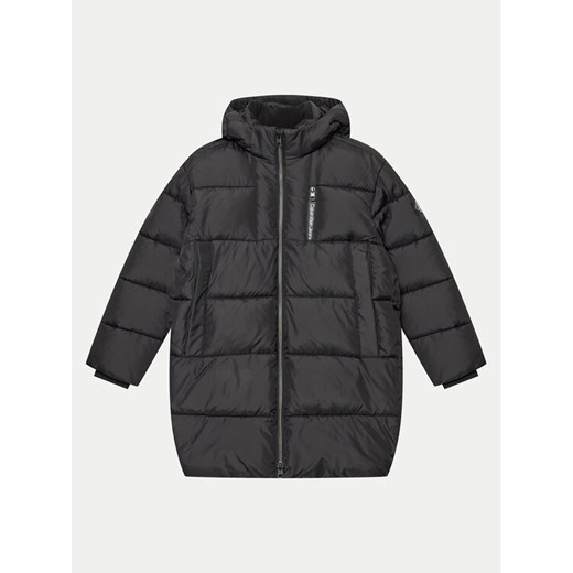 Calvin Klein Jeans Kurtka zimowa Essential IB0IB02168 Czarny Relaxed Fit ze sklepu MODIVO w kategorii Kurtki chłopięce - zdjęcie 182672948