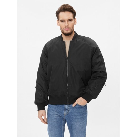 Calvin Klein Jeans Kurtka bomber J30J324070 Czarny Relaxed Fit ze sklepu MODIVO w kategorii Kurtki męskie - zdjęcie 182673276