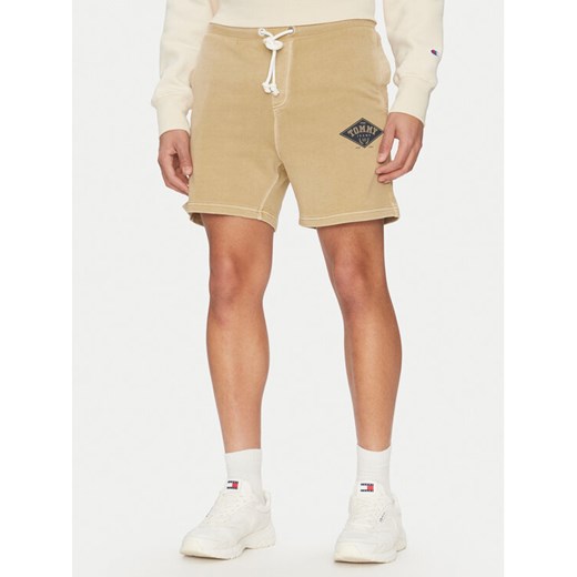 Tommy Jeans Szorty sportowe Varsity DM0DM20936 Beżowy Regular Fit ze sklepu MODIVO w kategorii Spodenki męskie - zdjęcie 182673608