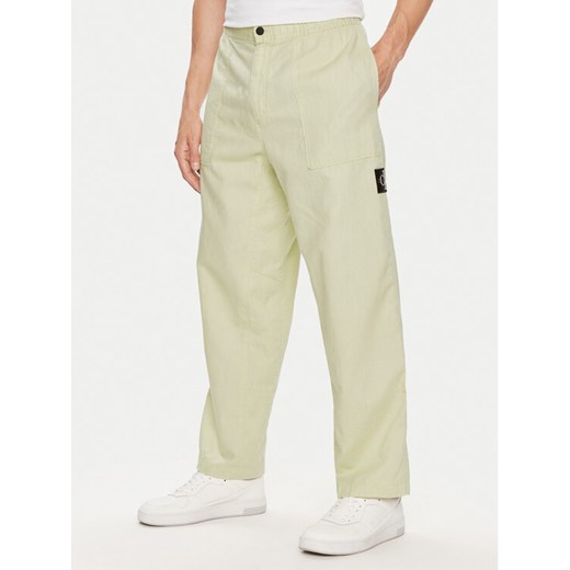 Calvin Klein Jeans Spodnie materiałowe J30J325126 Zielony Regular Fit ze sklepu MODIVO w kategorii Spodnie męskie - zdjęcie 182673789