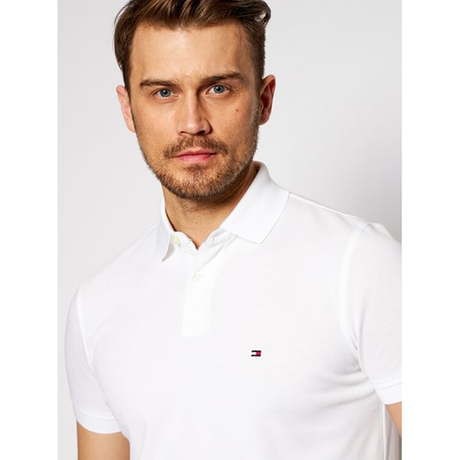 Tommy Hilfiger Polo 1985 MW0MW17770 Biały Regular Fit ze sklepu MODIVO w kategorii T-shirty męskie - zdjęcie 182674395