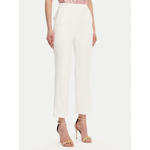 Elisabetta Franchi Spodnie materiałowe PA-089-51E2-V290 Biały Regular Fit ze sklepu MODIVO w kategorii Spodnie damskie - zdjęcie 182674615