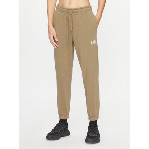 New Balance Spodnie dresowe Essentials French Terry Pant WP33508 Zielony Regular Fit ze sklepu MODIVO w kategorii Spodnie męskie - zdjęcie 182674616