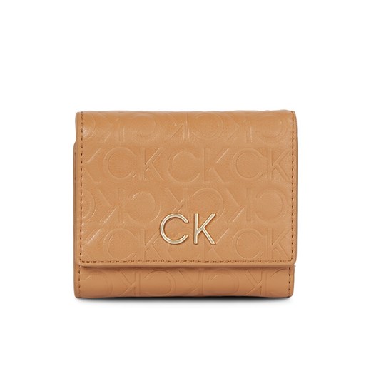 Calvin Klein Portfel damski Re-Lock Trifold Xs Emb K60K611321 Brązowy ze sklepu MODIVO w kategorii Portfele damskie - zdjęcie 182674996