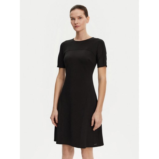 Calvin Klein Sukienka codzienna K20K208151 Czarny Regular Fit ze sklepu MODIVO w kategorii Sukienki - zdjęcie 182675236