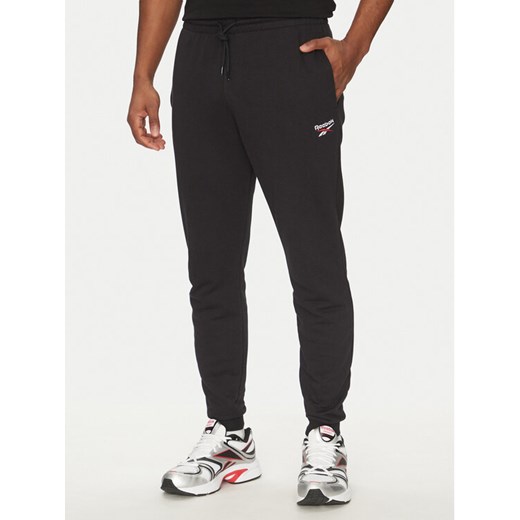 Reebok Spodnie dresowe 100221800 139-18-00 Czarny Regular Fit ze sklepu MODIVO w kategorii Spodnie męskie - zdjęcie 182676037