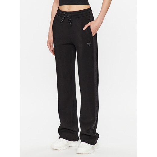 Guess Spodnie dresowe V3RB21 K7UW2 Czarny Regular Fit ze sklepu MODIVO w kategorii Spodnie damskie - zdjęcie 182676328
