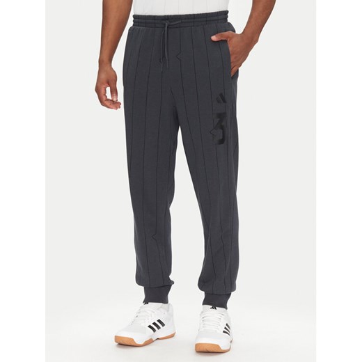 adidas Spodnie dresowe Seasonal Essentials US Sport JD8101 Szary Regular Fit ze sklepu MODIVO w kategorii Spodnie męskie - zdjęcie 182676645